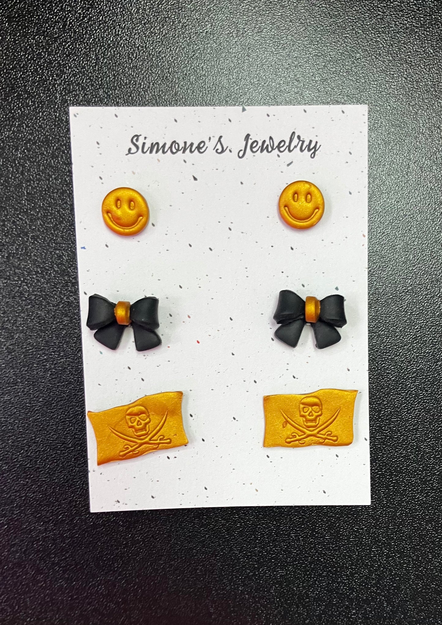 Vidor Pirates-Smiles, Bows, and Pirate Flag Earing Gold