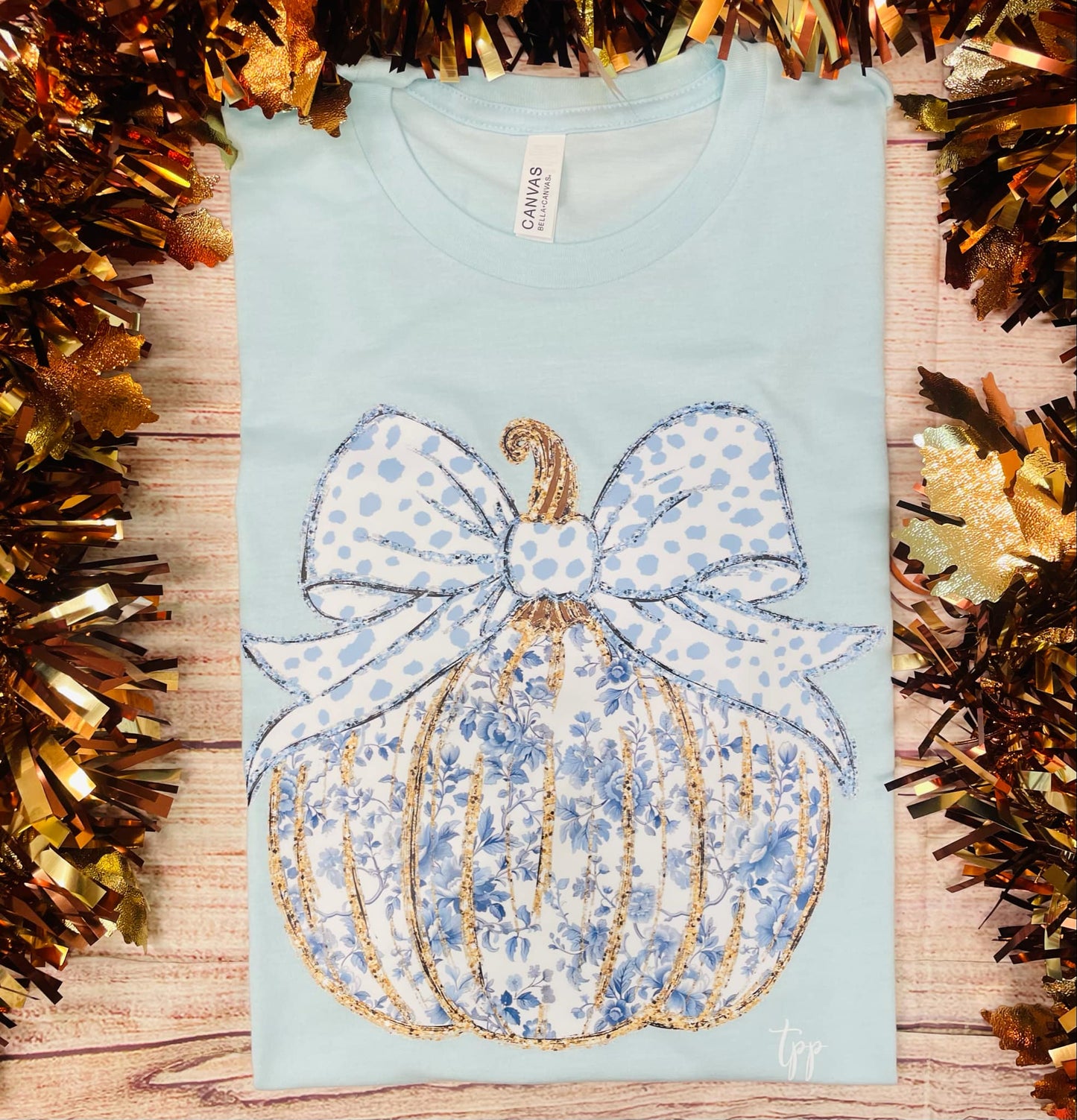 Blue and white pumpkin ( blue and white poka dot bow, blue and white flowers) T-shirt (cc) (b)