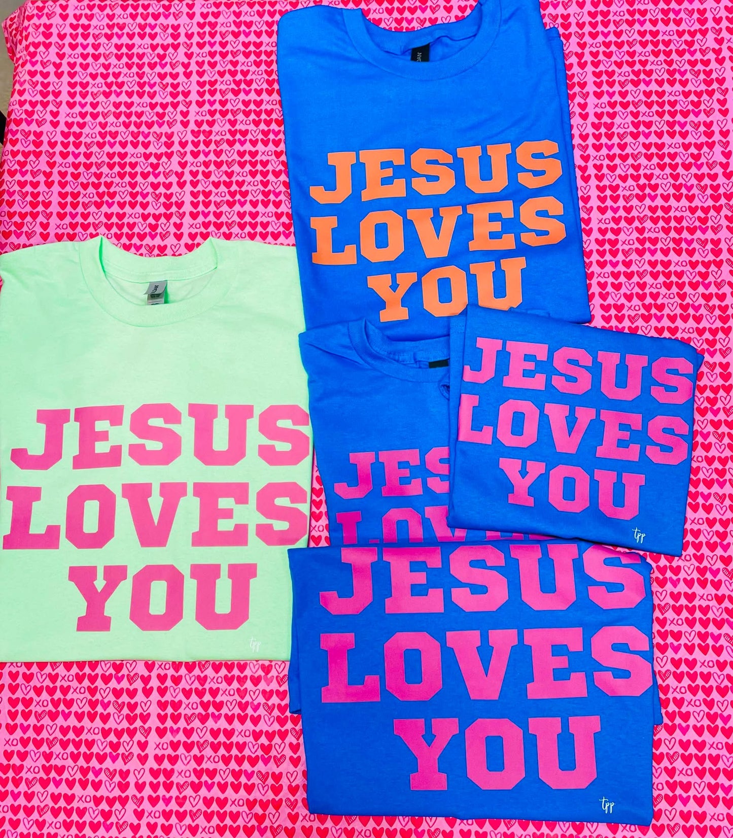 Jesus Loves You - YOUTH - T SHIRT- (Gildan)