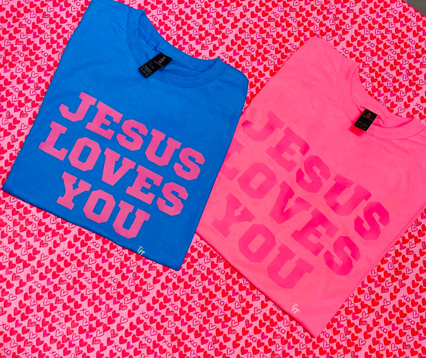 Jesus Loves You - YOUTH - T SHIRT- (Gildan)
