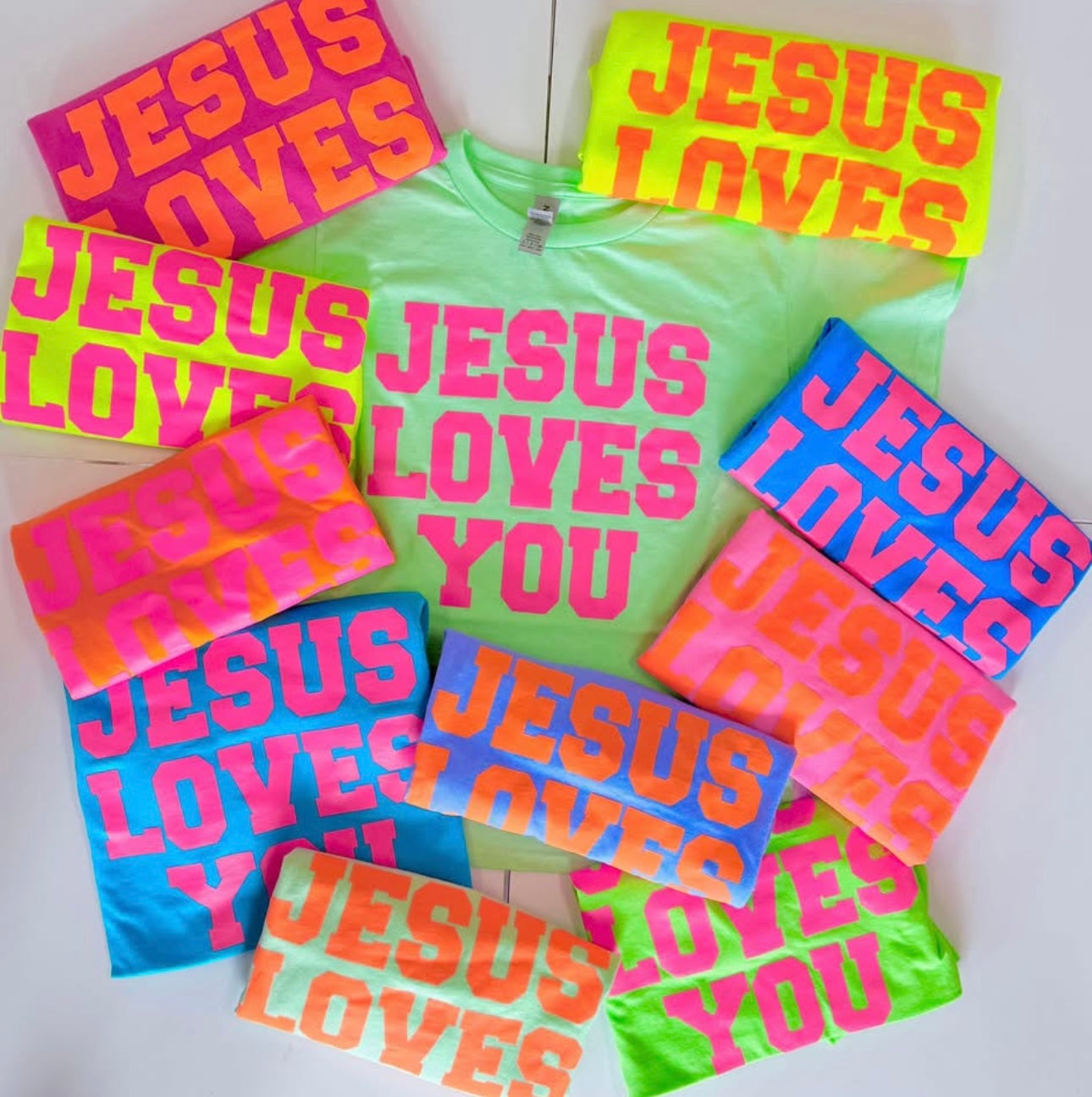 Jesus Loves You - YOUTH - T SHIRT- (Gildan)