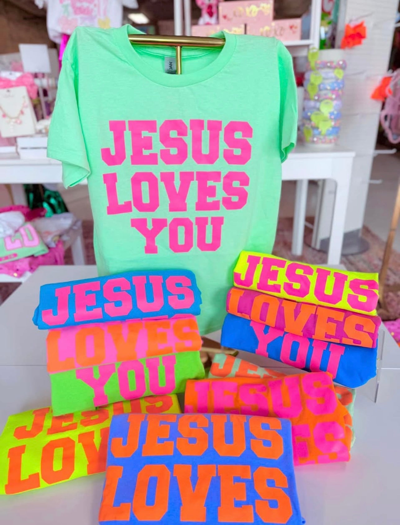 Jesus Loves You - YOUTH - T SHIRT- (Gildan)