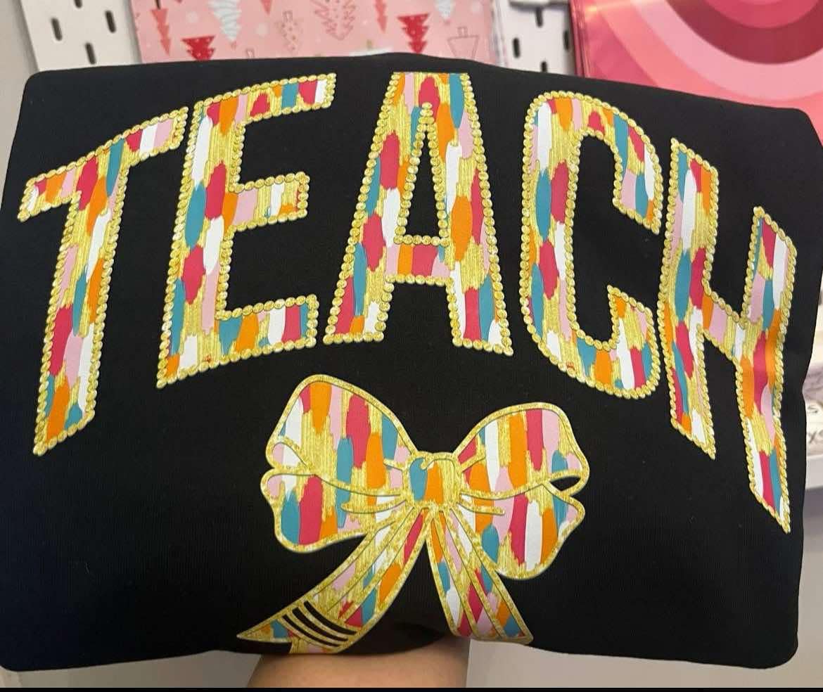 Teach with Multi Bow - T SHIRT- (Gildan)