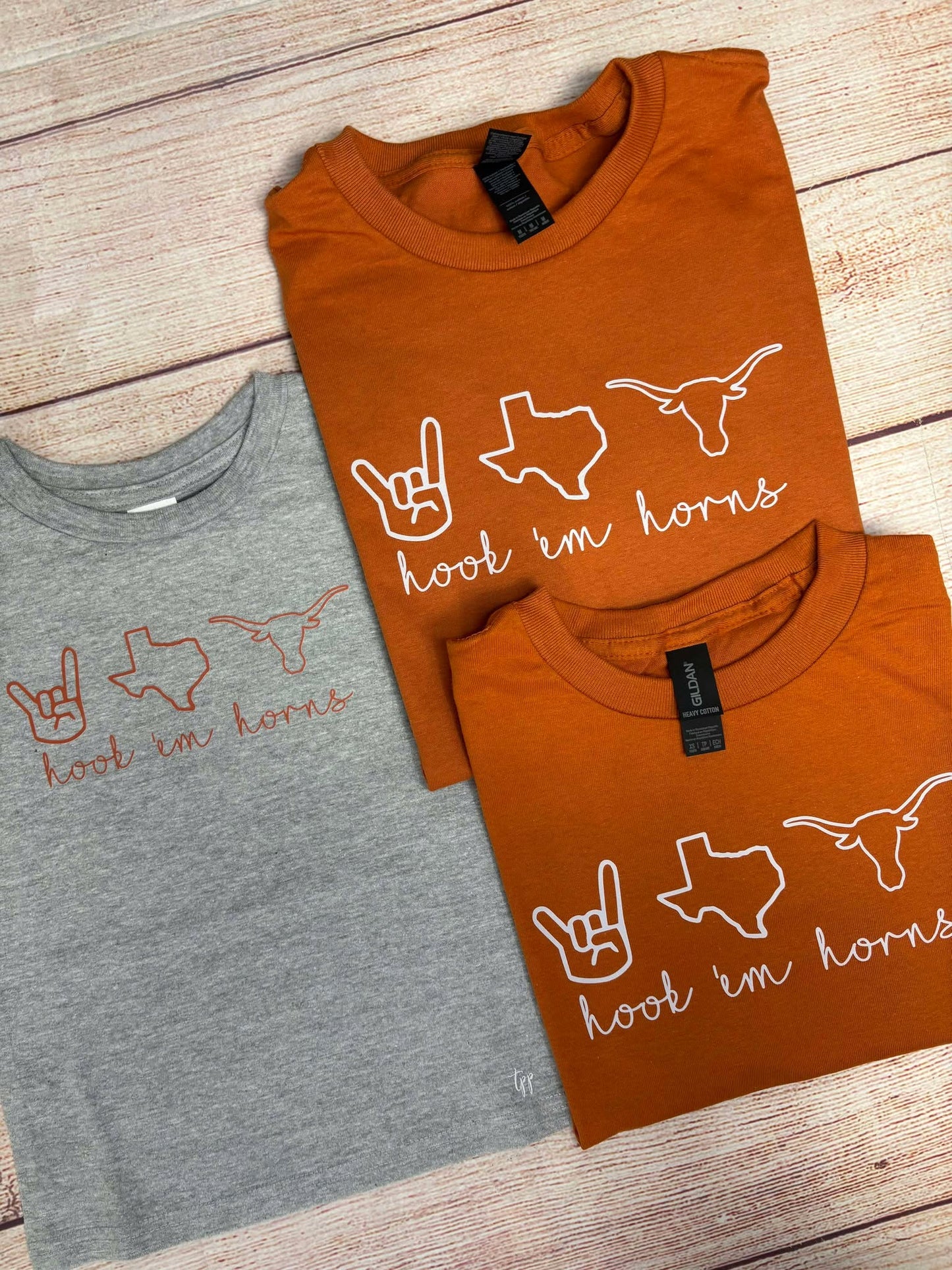 Hook 'em Horns - T SHIRT- (Gildan)