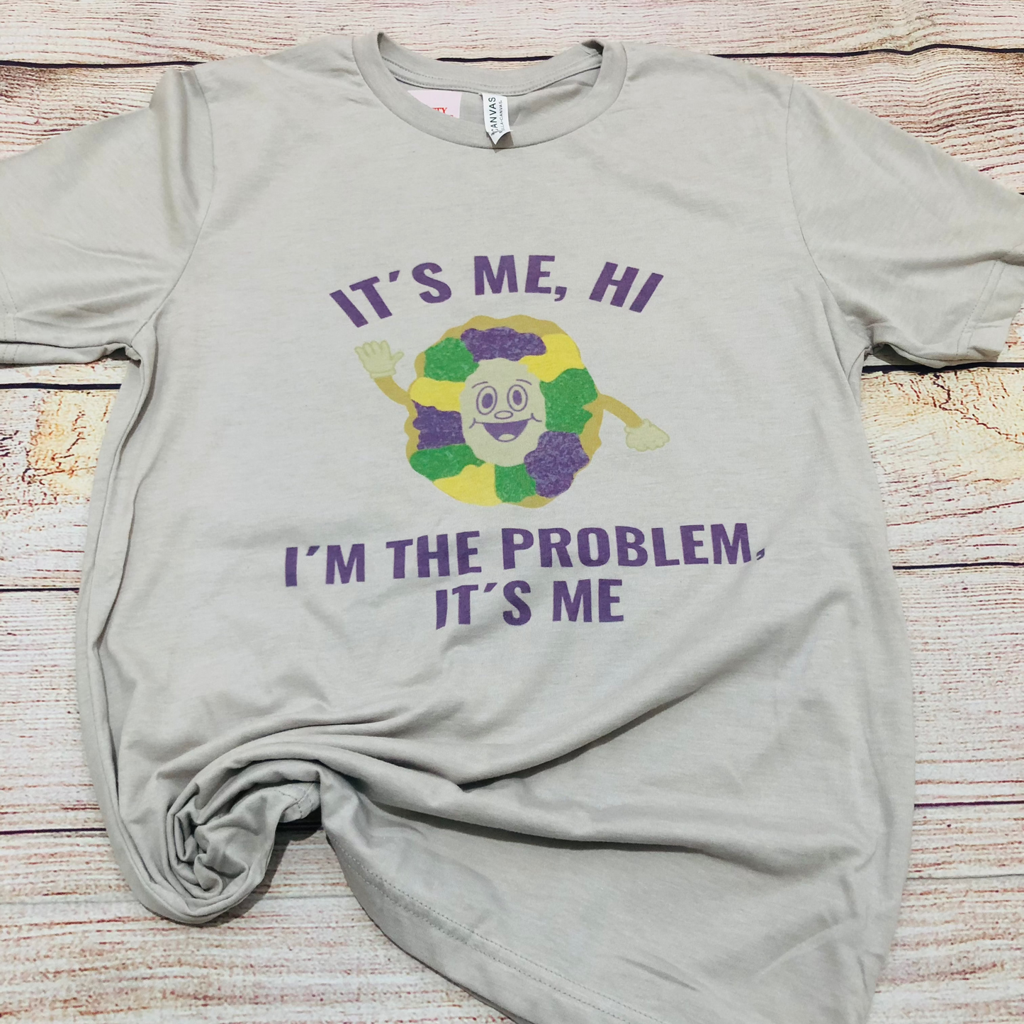 King cake “it’s me I’m the problem” T-shirt natural color (BELLA)