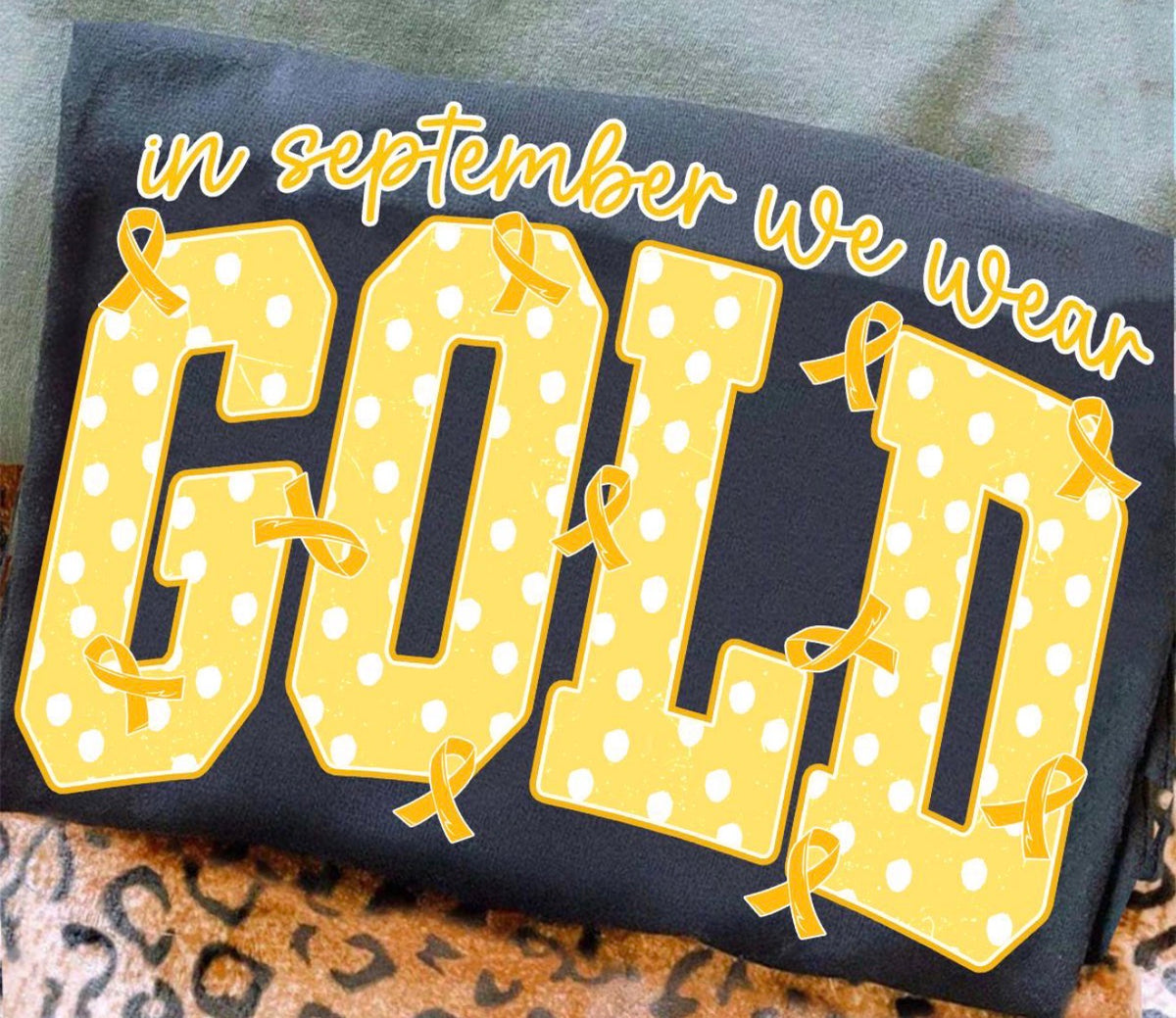 IN SEPTEMBER WE WEAR GOLD 922261  -----T SHIRT-------- (GILDAN) 092226KB