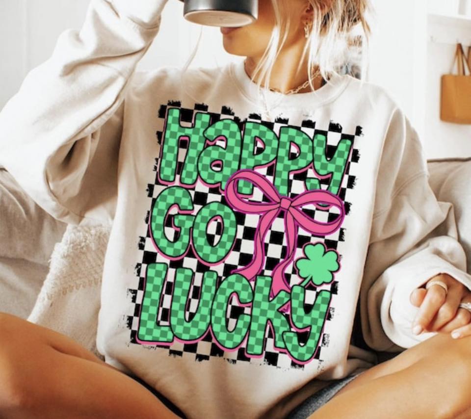 Happy Go Lucky 🍀🩷- T SHIRT- (GILDAN/LAT)