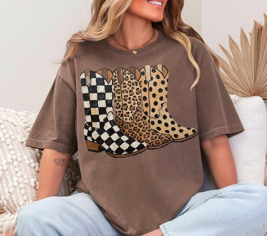 Girly Boots 🤠  T-SHIRT - (COMFORT COLORS/BELLA) 050626KRV