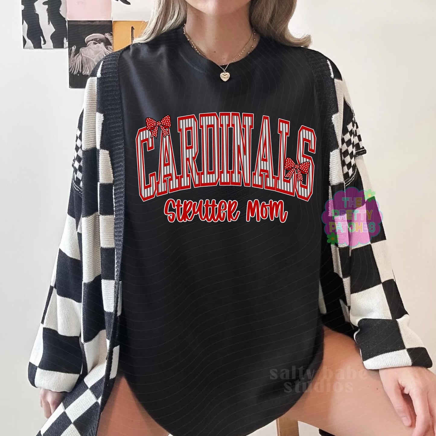 CARDINAL STRUTTER MOM (STRIPPED W RED BOWS) -T-SHIRT- (COMFORT COLOR) 080426RW