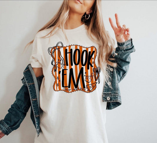 Hook Em' - T SHIRT - (Bella/Comfort Color)