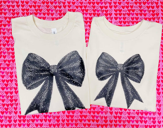 Black Bow - T SHIRT- (Gildan)