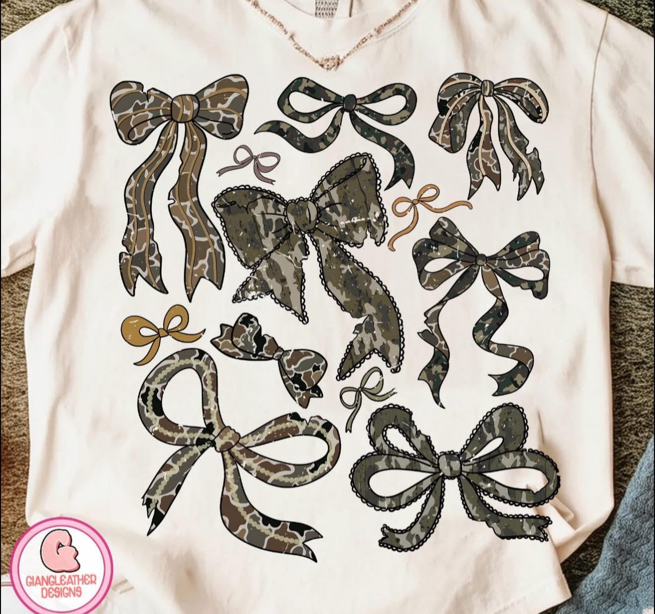 Camo & Bows - T SHIRT - (Jerzee/Gildan)