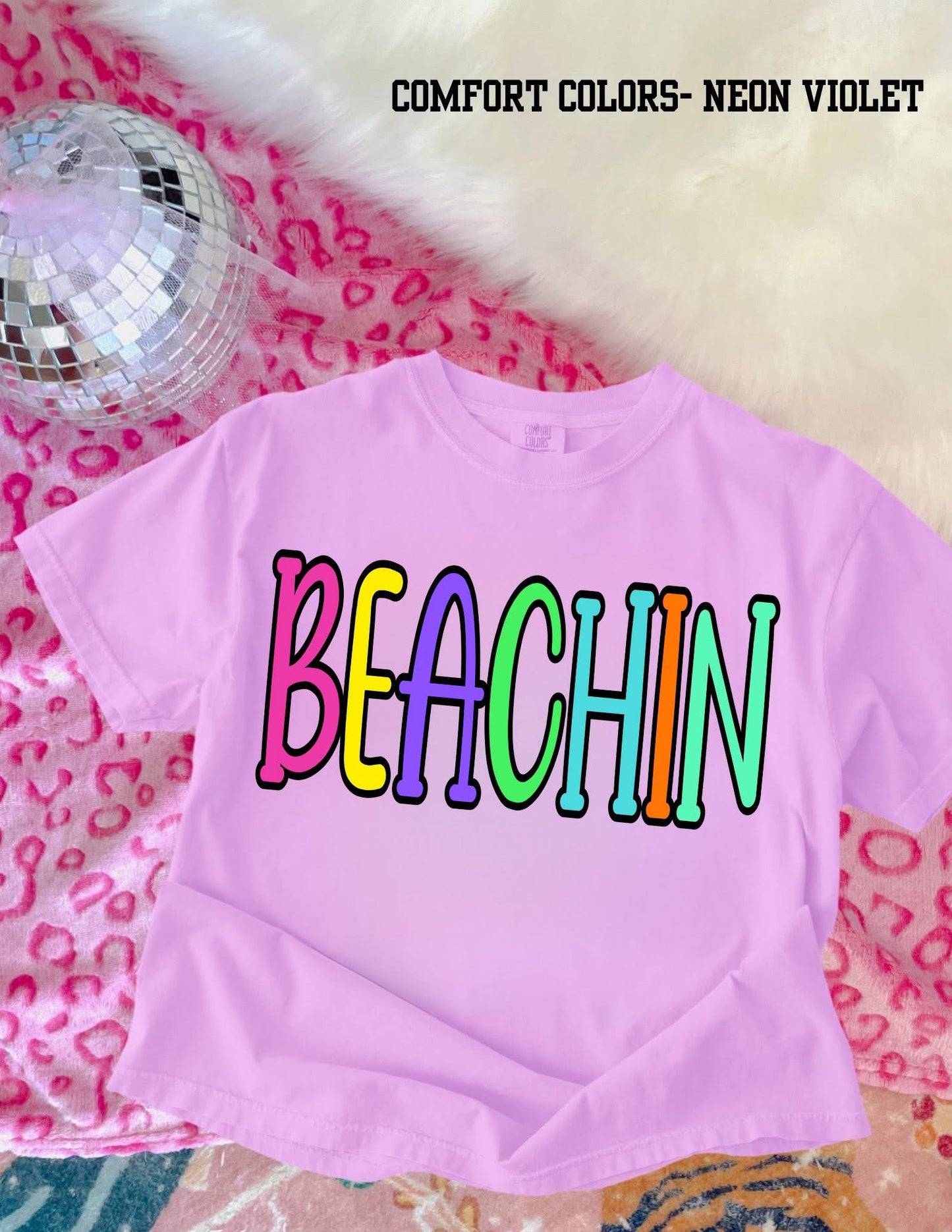 BEACHIN’💛- T-SHIRT - (GILDAN/JERZEES)-061126br