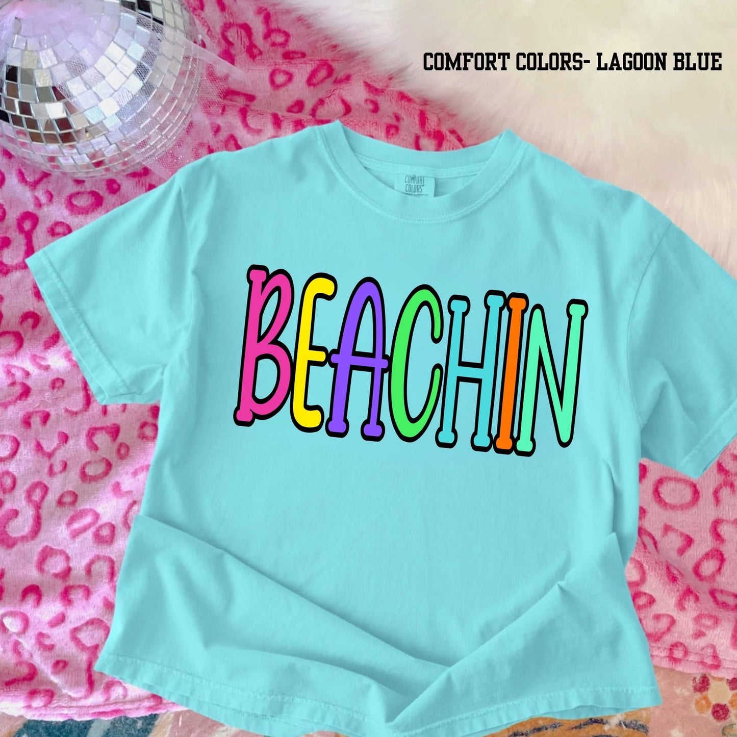 BEACHIN’💛- T-SHIRT - (GILDAN/JERZEES)-061126br