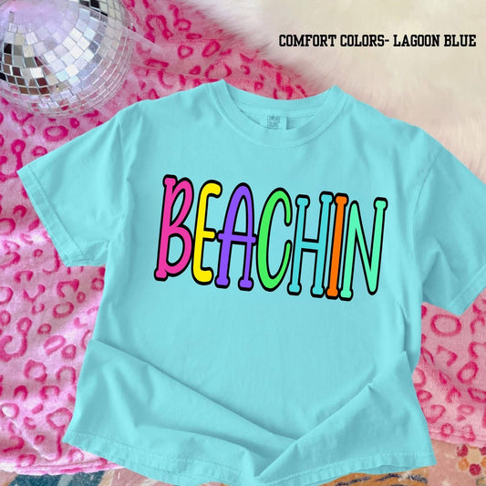 BEACHIN’💛 -T-SHIRT - (COMFORT COLOR/BELLA)-061126br