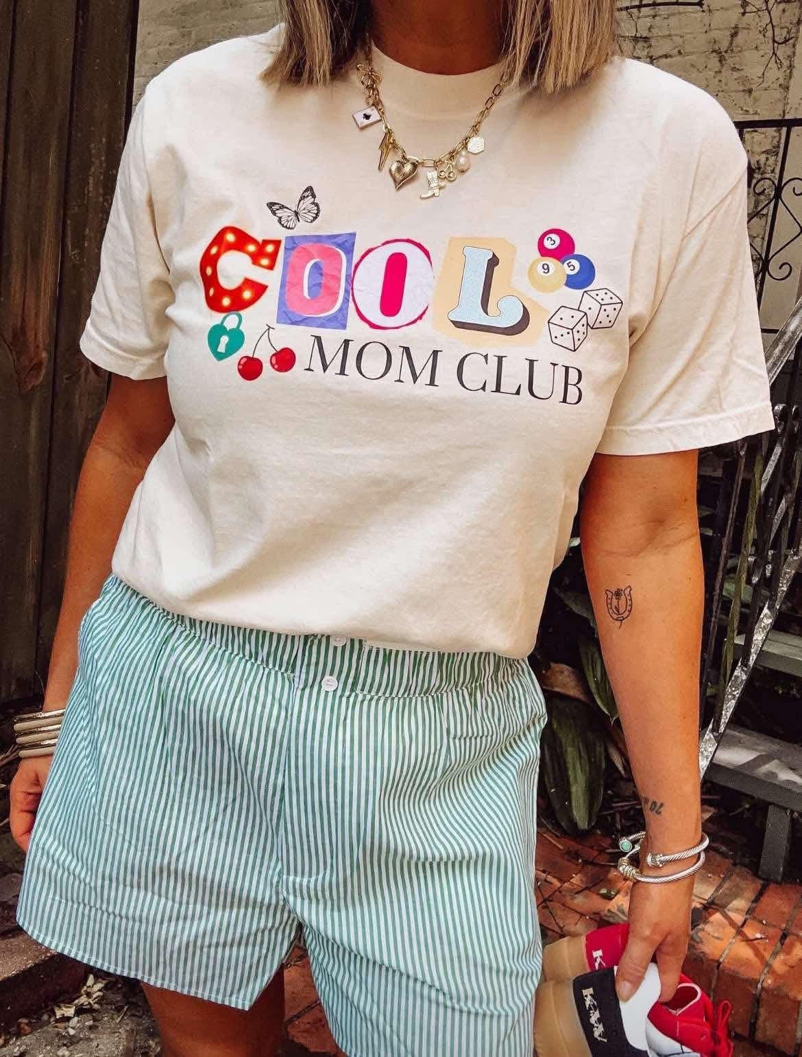 Cool Mom Club - T SHIRT - (Jerzee/Gildan)