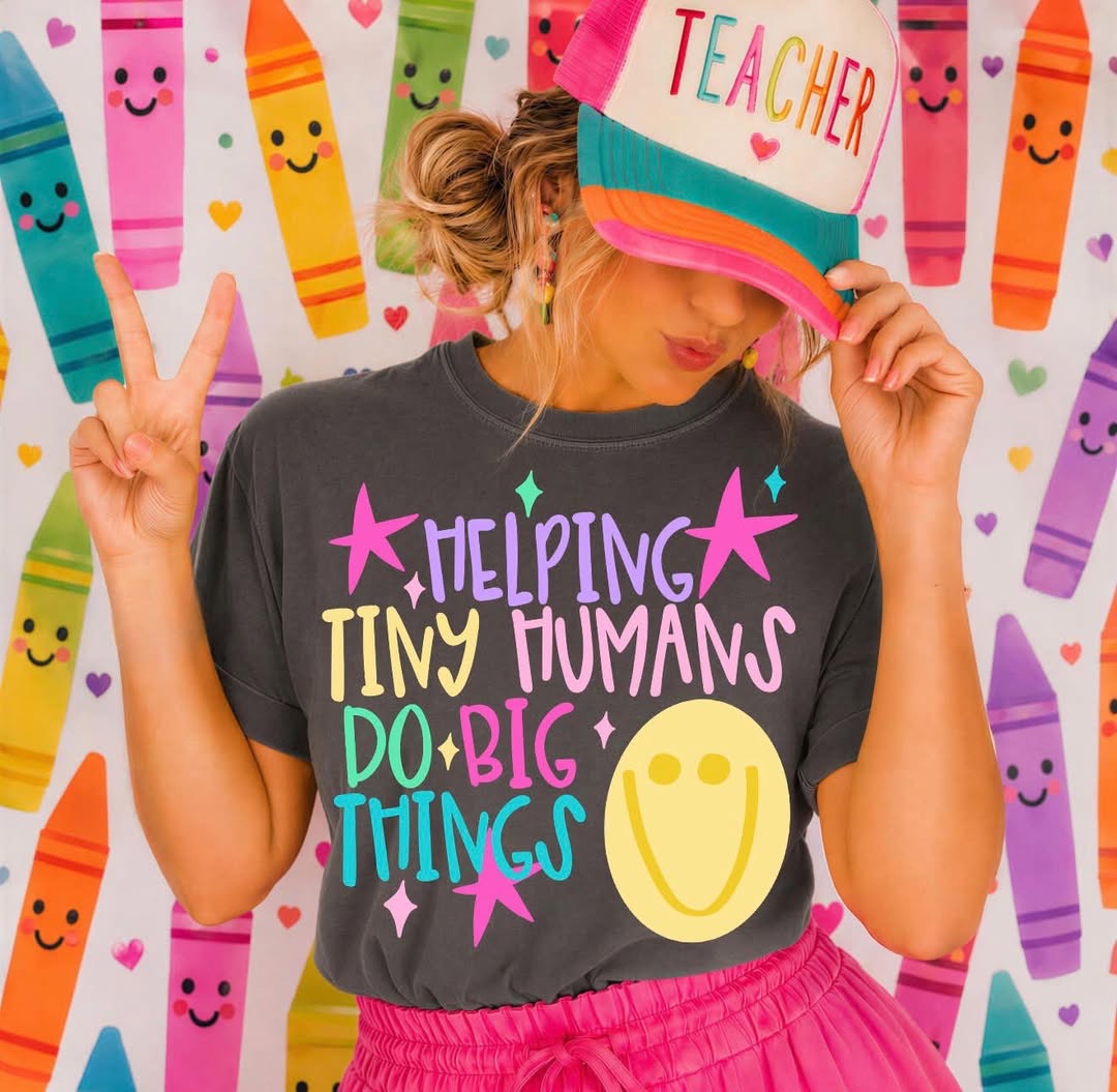 Helping tiny humans do big things 💚 - T-SHIRT - (COMFORT COLOR) 071026LW