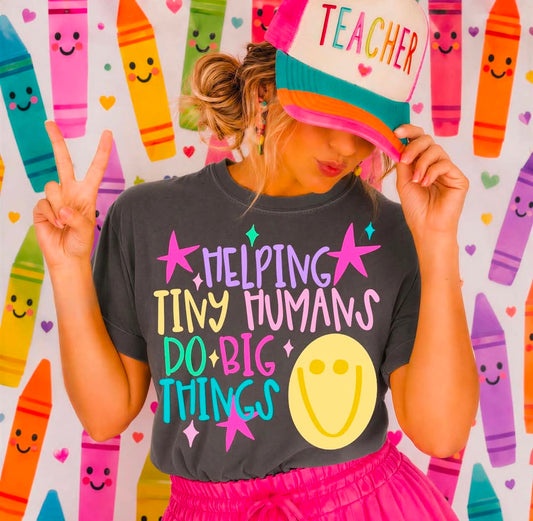 Helping tiny humans do big things 💚 - T-SHIRT - (COMFORT COLOR) 071026LW