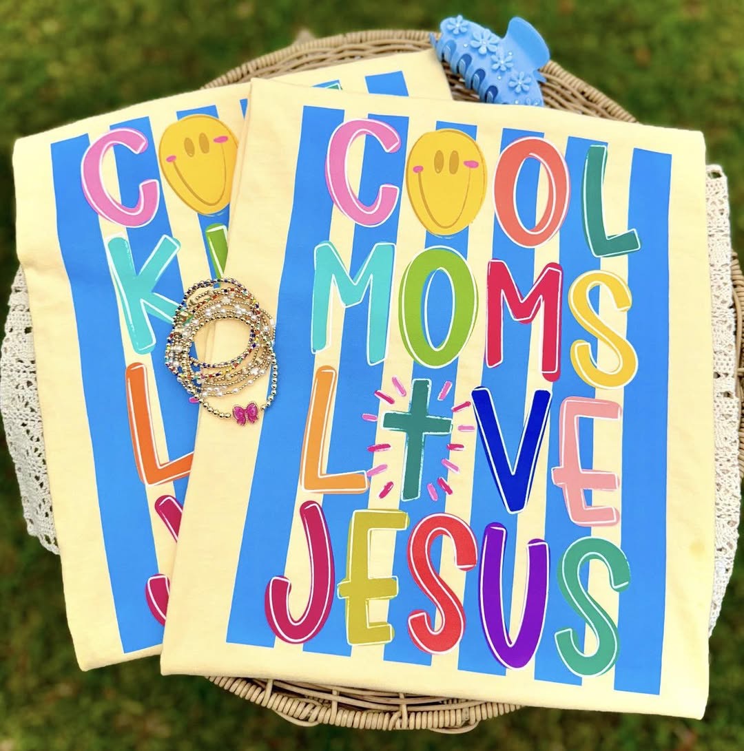 cool moms love Jesus 💛  - T SHIRT - (COMFORT COLOR/BELLA)041726LW