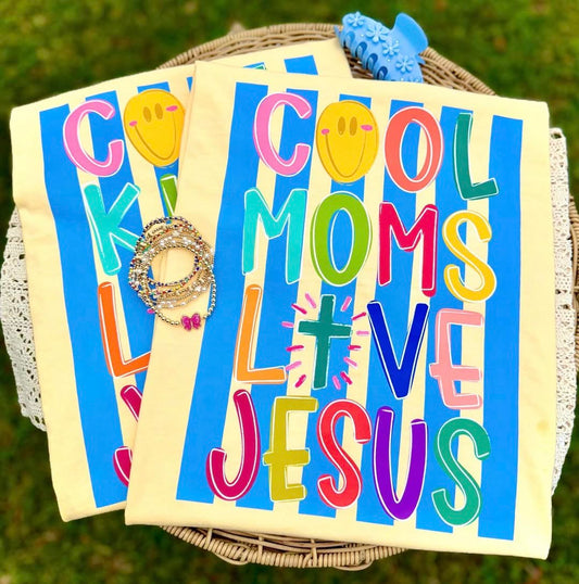 cool moms love Jesus 💛  - T SHIRT - (COMFORT COLOR/BELLA)041726LW