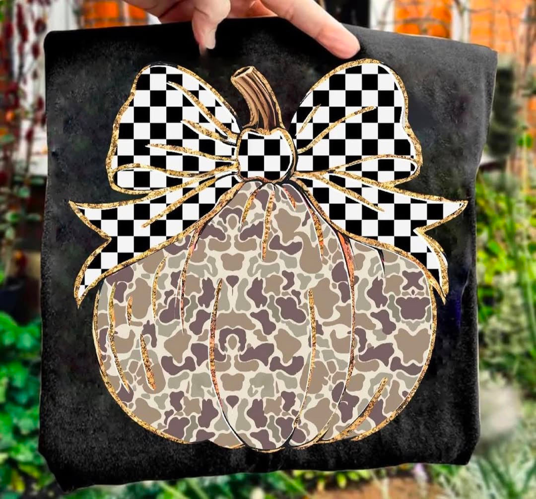 Checkered Bow Camo Pumpkin 🎃 -T SHIRT- (gildan) 082326LW