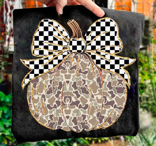 Checkered Bow Camo Pumpkin 🎃 -T SHIRT- (gildan) 082326LW