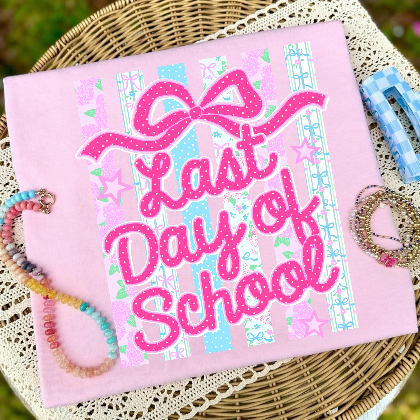 Last Day of School (pink bow with polka dots, strips with stars)- T SHIRT - (GILDAN/JEREEZ/LAT)- 050126krv